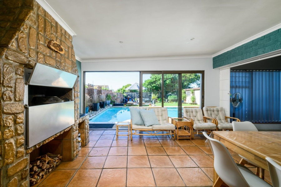 8 Bedroom Property for Sale in Summerstrand Eastern Cape